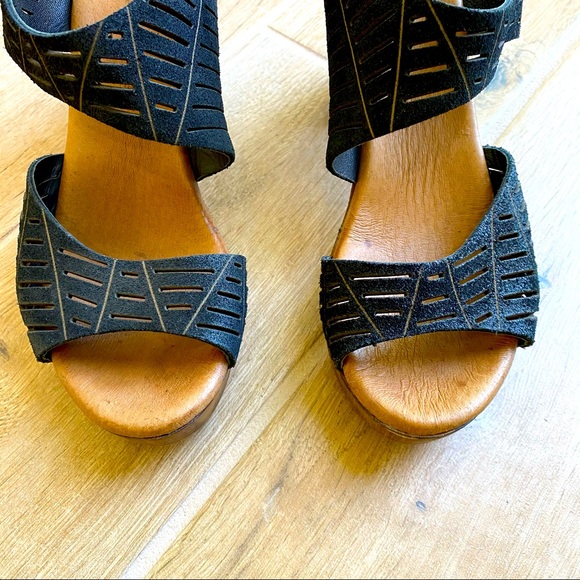Black strappy suede heeled women’s sandal. Size 7 - Picture 4 of 12